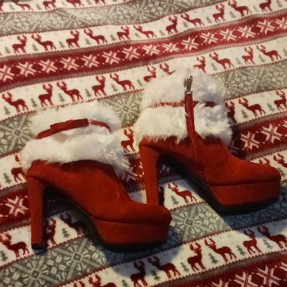 Elegant Red VALENTINES9 Boots with Faux Fur Trim